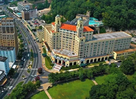 Cottage -Private Hot Tub, Fire Pit, Covered Deck, 20 steps from Lake Hamilton Отели в г. Пайни