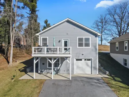 Large, Chef's Kitchen! Walk to Downtown, Breweries & the new Ecusta Trail