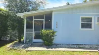 5 O'Clock Somewhere getaway-Walk/Bike to Beach,Shops ,Fenced private doggie area