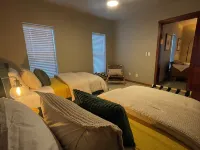 Cozy 2-bedroom apartment in Warren with AC, WiFi Hotels in Warren