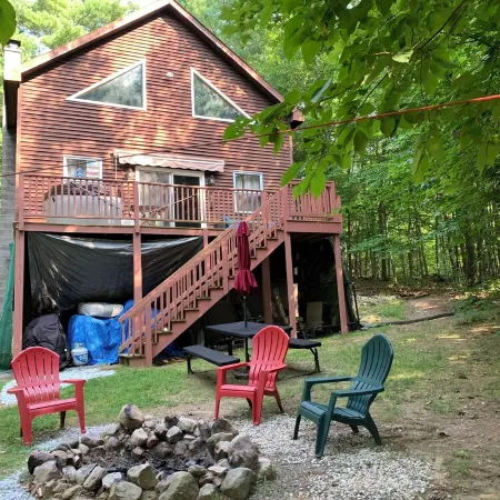 Private Chalet with Hot Tub and Private Trail System, and Outdoor Sauna. Pets ok