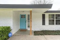 Cozy mid-century rambler - Short drive to the Alamo & River Walk! Hotels in Windcrest