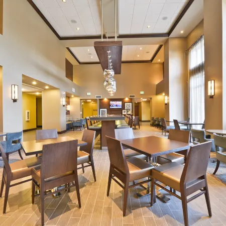Hampton Inn & Suites Greensboro/Coliseum Area Отели рядом с достопримечательностью «Торговый центр Four Seasons»