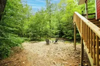 Pam's Treehouse Cabin #3 - Cozy Cabin Right on a Creek!