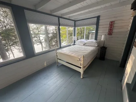 Charming 3-bedroom waterfront cottage with AC, WiFi and spectacular sunset views