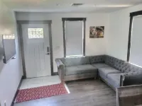 The Crow Ave House Hotels in Hardin