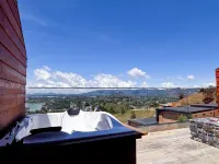 Luxury Stay with Fireplace, Jacuzzi & Overlooking the Rock of El Peñol-Guatape