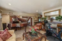 Gorgeous 5 bedroom Tropical Home with Costa Rica Backyard