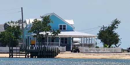 Seaside Bliss: Dockside Living with Stunning Sunsets and Sunrises Отели в г. Green Turtle Cay