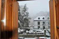 La Casa de la Montaña de Escarrilla, Tu Hogar en el Valle de Tena Búbal附近的飯店