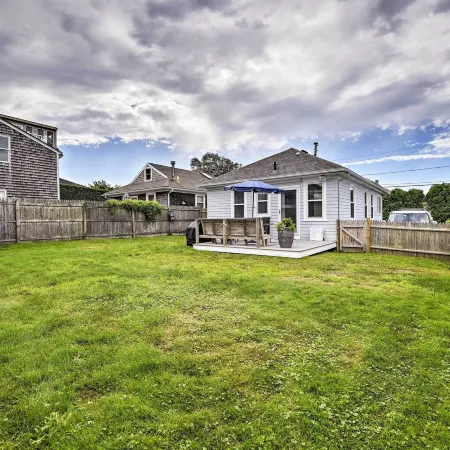 Idyllic Newport Area Cottage - Walk to First Beach