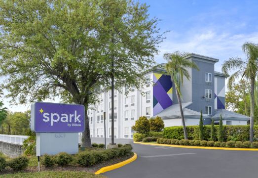 스파크 바이 힐튼 올랜도 니어 씨월드의 모던한 객실 내부