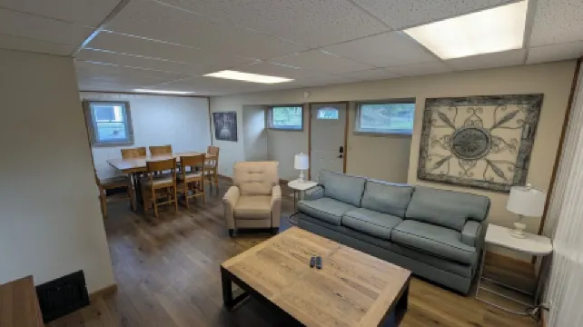 Massive 2-bedroom lower unit with fast WI-FI & in unit washer/dryer