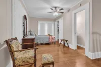 100yr home with peaceful 1940s vibe and modern amenities in historic downtown. 미네올라 호텔