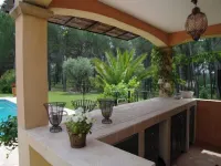 Sunshine and calm west of Aix-en-Provence Hotels in Ventabren