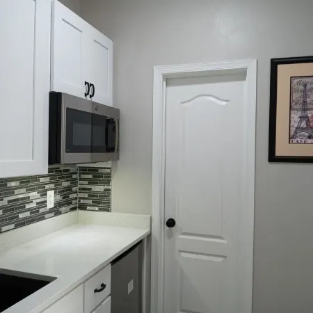 GORGEOUS 1 BEDROOM WITH FREE WIFI & STREET PARKING