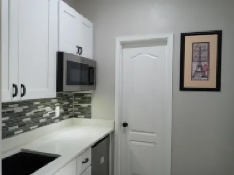 GORGEOUS 1 BEDROOM WITH FREE WIFI & STREET PARKING