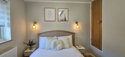 Stylish 3BR Entire Home | Full Kitchen + Lounge | Sleeps 6 Hotels near Thrift Farm