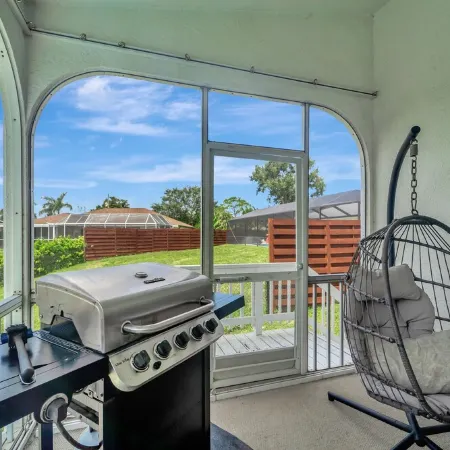 Waterfront/Kayak with Manatees/Heated Pool/Bikes/Firepit/Fish/close to Beaches