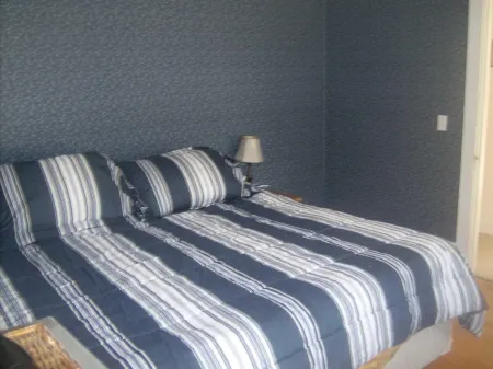 Short stroll to public and private beaches, cottage in Dennisport