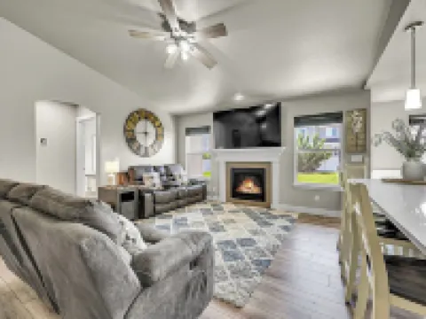 Modern 5Br/3BA Luxury Home,Movie Nights & Comfort Hotels in Evans