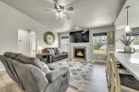 Modern 5Br/3BA Luxury Home,Movie Nights & Comfort Hotels in Evans