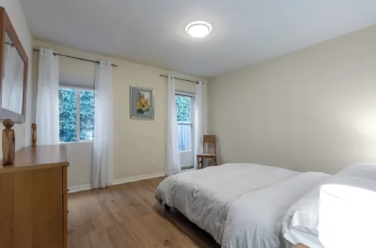 Melrose Village Charmer. Walk to world famous shopping and restaurants. Hotels in Fairfax