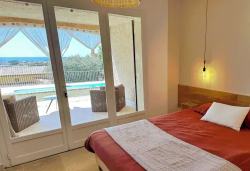 Villa Horizons - Garden apartment. Swimming pool and beach 15 minutes' walk away.