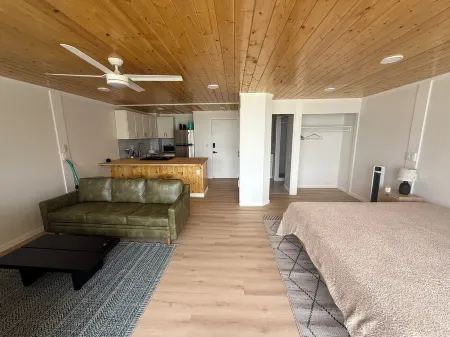 Tranquil 1-bedroom condo on a sandy beach in Hauula