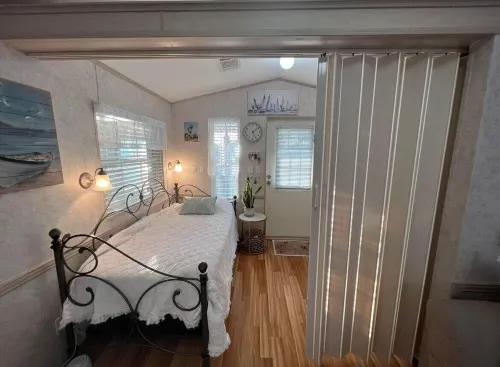 Charming 2-bedroom 1.5 Bath Cottage in the famous Sun Outdoors in Sarasota