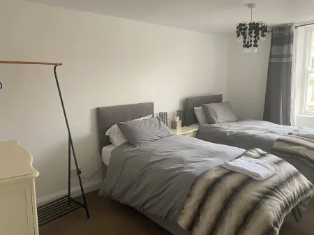 Located in the centre of Kirkby Stephen a 3 bedroom spacious apartment Отели в г. Киркби Стивен