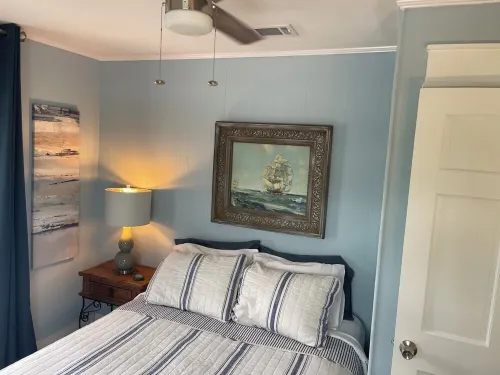 The Baycation Beach House, 10 min. Walk to Waveland Pier.2 blocks to Coleman Ave