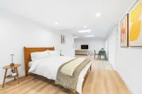 Private Guesthouse in Thousand Oaks close to shops & eats!