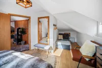 Mountain View Retreat in the heart of Banff - Massive House Sleeps 23