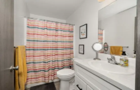 Guest House with private entry and driveway. Pet Friendly!