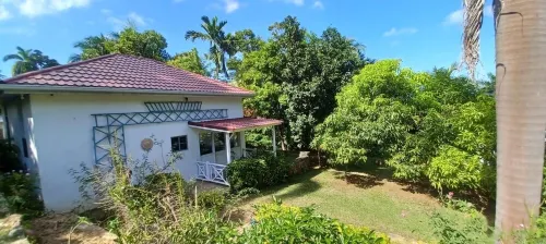 Charming cottage with WiFi and AC in beautiful Reading with pool and Ocean view. Hotels in Reading