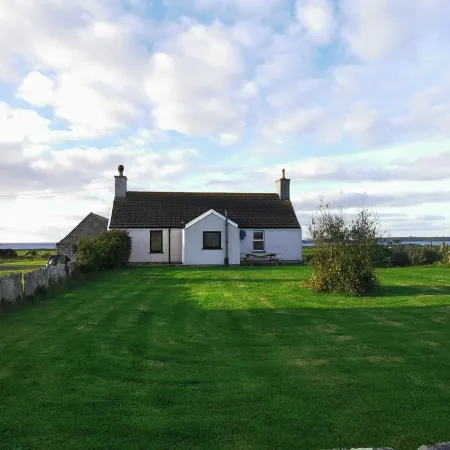 Cosy Highland retreat with countryside and sea views.