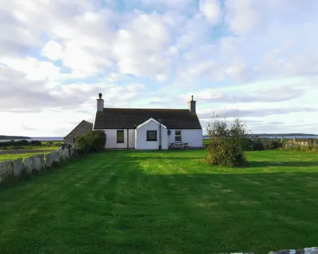 Cosy Highland retreat with countryside and sea views. Hotels in Wick