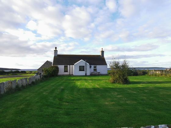 Cosy Highland retreat with countryside and sea views.