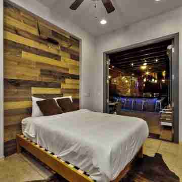 Back Stage Villa,  A Tribute 2 Rock Icons & Their Timeless Souls 7Brm 6 Btrm Rooms