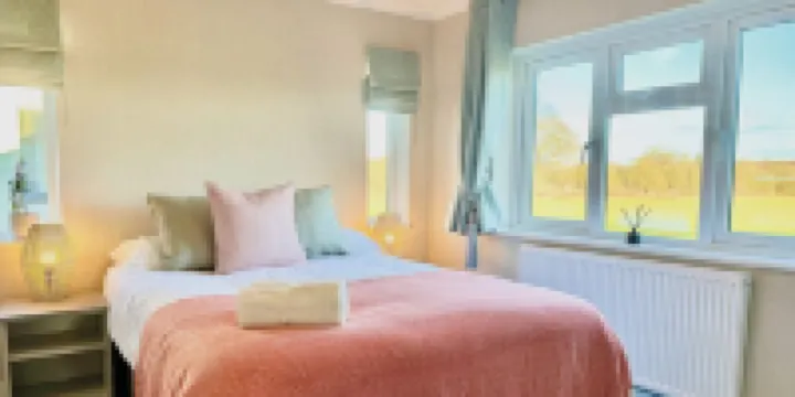 Lodge with stunning countryside views - meters from the banks of the River Avon.