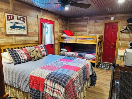 Charming Clean Spacious 2-bedroom Barndominium near beach huge kitchen fire pit