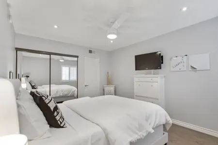 Beautiful Modern Condo by Ventura Blvd