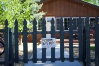 Historic 2.5-bedroom cabin w/sleeping porch