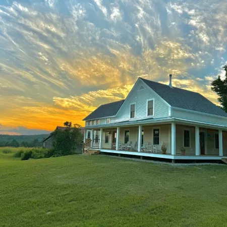 Boutique Country Vermont Farmhouse Fully Remodeled Отели в г. Аддисон