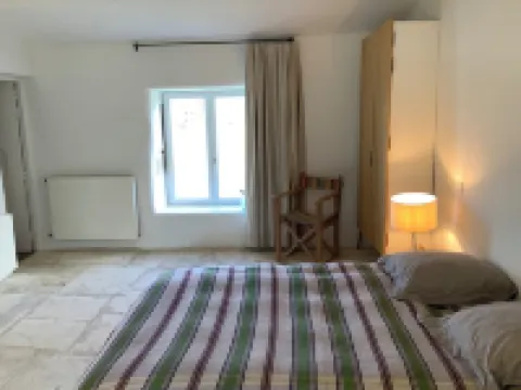 Charming country house, all comforts, pets welcome, 3 km from Ménerbes. Hotels in Menerbes