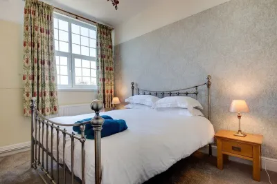 Unique Carnegie Library Apartment Hotel in zona Wentworth Garden Centre