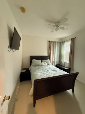 Spacious 3BR/2BA Family Home – Renovated Comfort Near Orlando Attractions Hotels in Lockhart