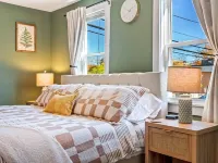 The Downtown Den - King Bed, Dog Friendly, Fire Pit, Parking, Family Friendly Hotels in Saco
