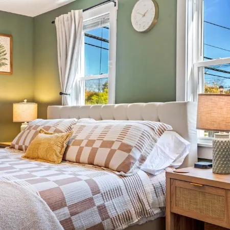 The Downtown Den - King Bed, Dog Friendly, Fire Pit, Parking, Family Friendly